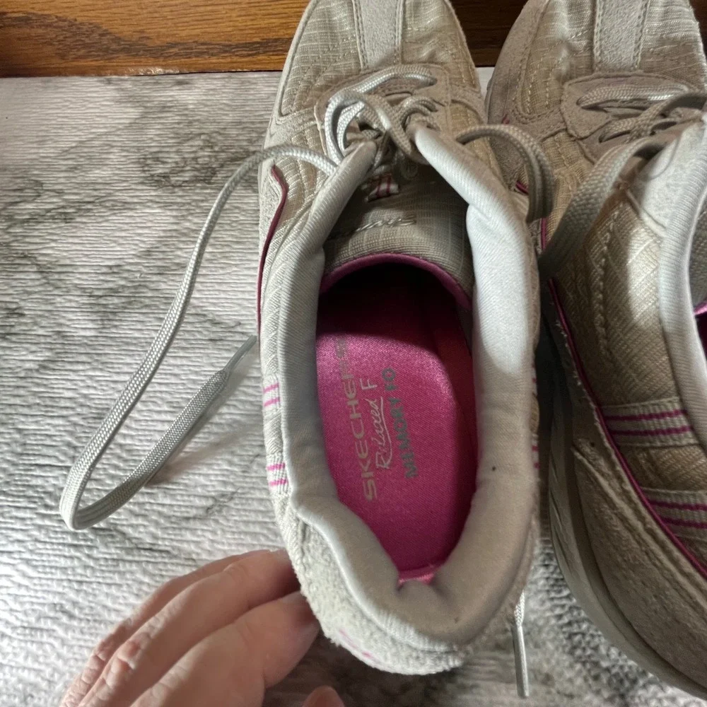 Skechers Relaxed Fit Memory‎ Foam Gray Walking Shoes Size 8.5 Comfort Cushioned